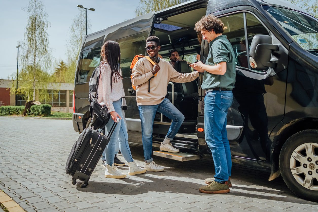 What Are The Benefits of Hiring a Minibus?